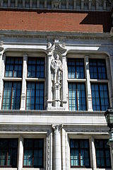 Statue of William Morris by Arthur George Walker on the Exhibition Road façade