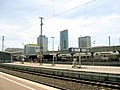 Bahnsteige mit Hochhäusern der Innenstadt, v. r. n. l.: Sparkasse, RWE, IWO