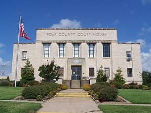 Polk County Courthouse (Arkansas) in Mena (2004). Das 1939 erbaute Courthouse weist Stilelemente des Art déco auf und ist seit November 1992 im NRHP eingetragen.[1]