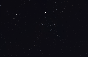 Aufnahme des Haars der Berenike. Der orangefarbene Stern links oben (Nordrichtung) ist γ Com. Eine Version des Bildes mit Koordinatenlinien findet man hier.