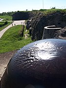 Spuren eines Granat­einschlages auf einer Panzerkuppel (Fort de Douaumont)