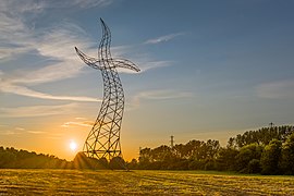 35 Meter hohe Stahlskulptur Zauberlehrling am Rande des Gehölzgartens, entstanden im Rahmen von Emscherkunst (2014)