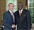 John Agyekum Kufuor und der US-amerikanische Präsident George W. Bush im Weißen Haus der US-Regierung am 28. Juni 2001