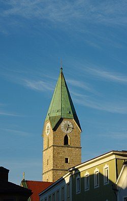 Kirchturm über den Dächern der Poststraße