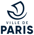 Dunkles Logo mit den Wörtern „Ville de Paris“ im unteren Bereich. Das Wort „Paris“ ist fett gedruckt und erstreckt sich über die ganze Breite. Im oberen Bereich ist eine einzige abstrakte Linienführung, die ein Segelschiff darstellen soll.