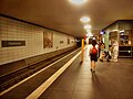 Unterirdischer S-Bahn­steig D, wird von Zügen der Linien S1, S2, S25 und S26 bedient
