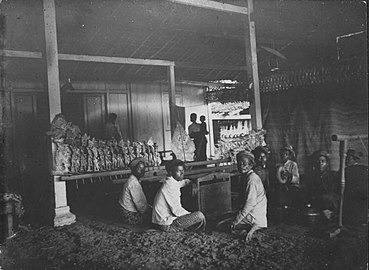 A wayang klithik (flat wooden puppet) performance with a gamelan orchestra in Ngandong, Java, in 1918.