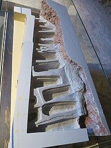 Modell der Königsgruft mit den in den Stein gehauenen Sarkophagen