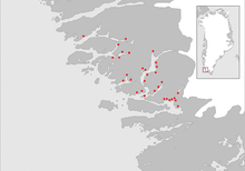 Diese Karte zeigt einen etwas nördlich von der vorhergehenden Karte gelegenen Abschnitt der grönländischen Südwestküste mit einigen roten Punkten, die Ruinenfunde anzeigen.