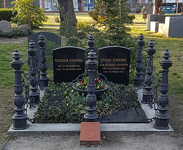 Die neu gestaltete Grabstätte mit zwei Grabsteinen (2022)