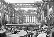 Inspektion eines Offiziers der Royal Air Force in der zerstörten Rüstungsfabrik