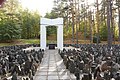 30. November 2001 vom Volksbund Deutsche Kriegsgräberfürsorge errichtete Holocaustgedenkstätte im Wald von Biķernieki.