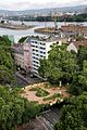 Die Grüne Brücke des Umweltkünstlers Dieter Magnus überspannt als „Kunst- und Naturlandschaft“ die Rheinallee vor dem Zollhafen