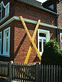 Ein gelbes X an einer Hauswand im Wendland als Wahr­zeichen der Anti-Atomkraft-Bewegung
