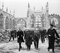Winston Churchill besichtigt die Ruine der Kathedrale von Coventry.