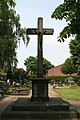 Friedhofkreuz, Friedhofsmauer und Torbogen