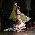 Flamencotänzerin in Bata de cola und mit Mantón de Manila
