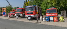 Das Foto zeigt den Fuhrpark der Feuerwehr. Von links nach rechts: Verkehrssicherungsanhänger, Gerätewagen Logistik, Löschgruppenfahrzeug für Katastrophenschutz, Hilfeleistungslöschgruppenfahrzeug