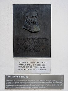 Gedenktafel (1948) zu Ehren J. R. Wettstein (1594–1666) am Wettsteinhaus in Riehen
