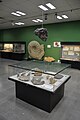Ausstellungsdetail: Eisenmeteorit und Riesenammonit