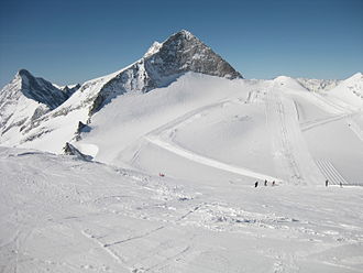 Skigebiet Hintertuxer Gletscher, Mitte links der Olperer, rechts der Große Kaserer: Dazwischen die Wildlahnerscharte, der Falsche Kaserer und die namenlose niedrigere Scharte, ganz rechts der Große Kaserer