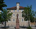 Altes Rathaus mit dem Rochusdenkmal des Friesenheimer Stadtteilvereins