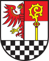 gespalten und halb geteilt über einem in vier Reihen von Schwarz und Silber geschachten Schildfuß (Landkreis Teltow-Fläming)