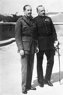 Alfonso XIII and Miguel Primo de Rivera stand next to each other, looking into the distance.