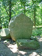 Commemorative stone on the top of the castle mound with the inscription "Burg Meklenburg"