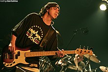 Gomes performing with Charlie Brown Jr. in Guarulhos, 2008