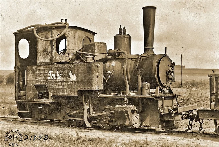 Datei:German narrow gauge locomotive 'Taube' captured by the Americans in Cierges, France August 2, 1918 (NARA111-SC-021853-ac).webp