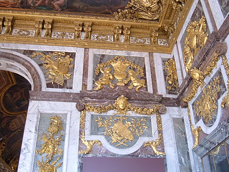 Dekor aus Marmor und vergoldeter Bronze in einer Ecke der Spiegelgalerie von Versailles