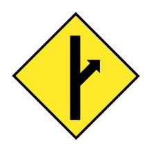 Ein rautenförmiges gelbes Verkehrsschild mit einer breiten und langen schwarzen Linie, von der ein kurzer Pfeil nach rechts abzweigt.