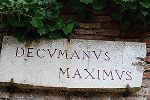 Sign indicating the decumanus maximus in Ostia Antica