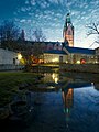 Quellbecken der Dielenpader, Kaiserpfalz und Dom (Nordseite) mit Beleuchtung zur Blauen Stunde im Advent. Kreis Paderborn