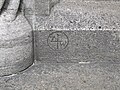 Steinmetzzeichen auf der Brunneneinfassung von 1935