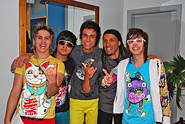 Brazilian indie pop group Restart wearing "colorido" fashion, popular for most of the early 2010s in Brazil
