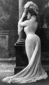 Actress Bianca Lyons shows the exaggerated female curves achieved by corsets and padding, c. 1902
