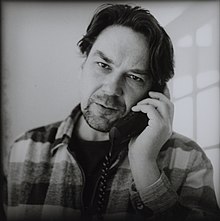 Jurij Andruchowytsch 1992, einen Telefonhörer am Ohr