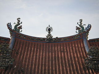 Southern Chinese architectural influences can be seen on the roof, which is adorned with various figurines.