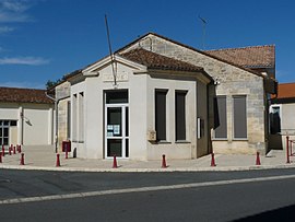 The town hall in Saint-Mariens