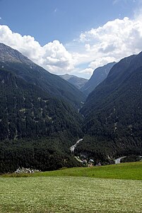 Das Val d’Uina vom Gegenhang des Inntals aus