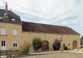 The town hall in Bougnon