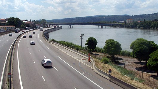 Autoroute A7 am linken Rhone-Ufer bei Valence, mit dem Pont Frédéric Mistral