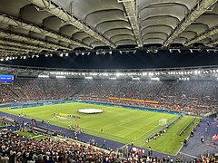 Das ausverkaufte Stadion vor einem Europa-League-Spiel im Sommer 2022