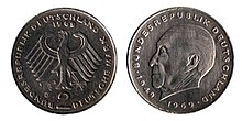 2-D-Mark-Münze von 1973 bis 2001 (Vorderseite links, Rückseite rechts)