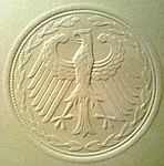 Großes Bundessiegel (ab 1950) Bundesadler mit sieben Federn per Schwinge und Lorbeerkranz[26]