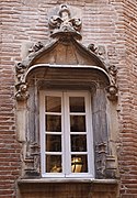 Hôtel Bérenguier Bonnefoy (tower), Gothic window (1513) with modillions representing busts in Renaissance style.