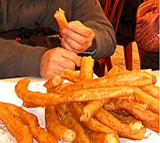 "Tejeringos" or "Calentitos", an Andalusian variation of the churro