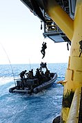 SEAL besteigt eine Bohrinsel mittels Strickleiter